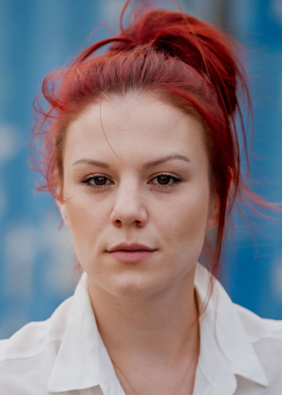 Laura gespielt von Laura Schneiderhan